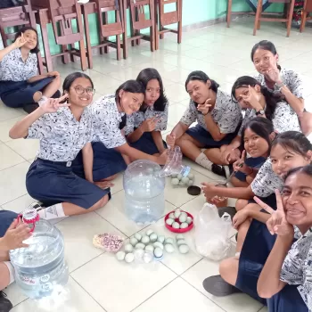 Antusiasme Menyambut Paskah: Membuat Telur Asin dengan Dua T
