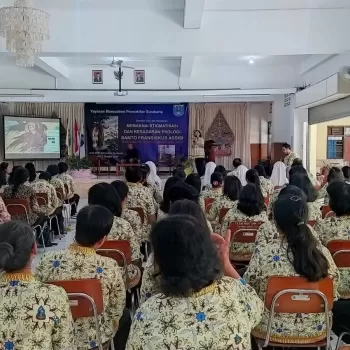 Guru-Guru SMP Marsudirini Santa Theresia Surakarta Mengikuti
