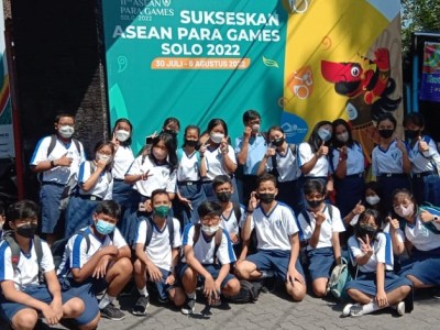 SMP Marsudirini St Theresia Surakarta Menjadi suporter ASEAN PARA GAME 2022 